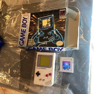 Nintendo Original 1st Edition Gameboy ( Everything working ) w/ Box + Tetris